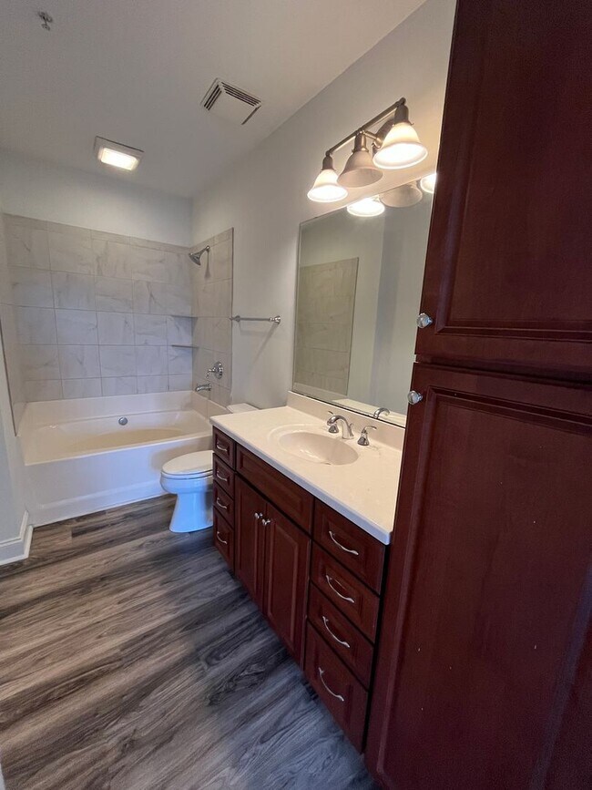 Building Photo - Modern condo  in the center of shopping , restaurants and entertainment venues.