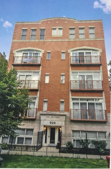 Building Photo - 924 W Cornelia Ave