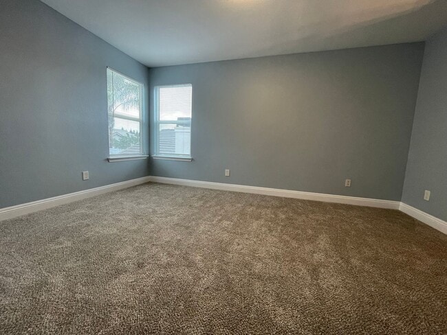 Building Photo - Freshly Updated & Move-In Ready