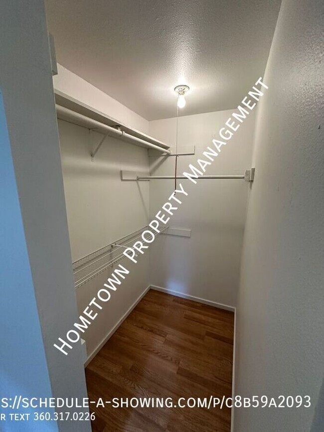 Building Photo - Pacific Terrace Cozy 1 Bedroom Duplex Avai...