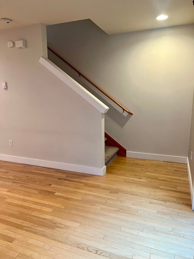 Building Photo - Available 1/0! Cozy townhouse in the Mt Baker neighborhood.