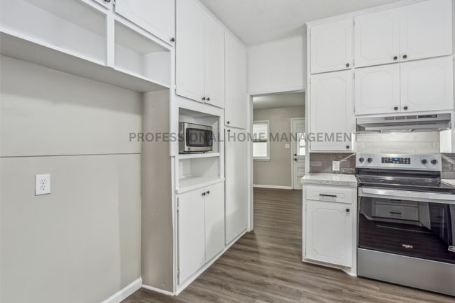 Building Photo - Beautifully updated 3 bedroom 1 1/2 bath h...
