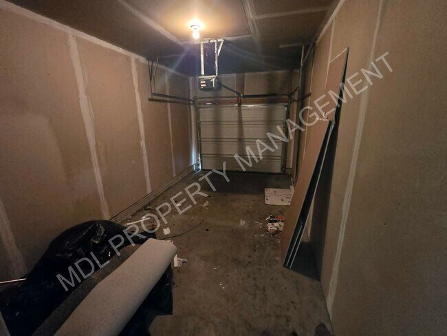 Building Photo - 4-Bedroom Duplex in Midland