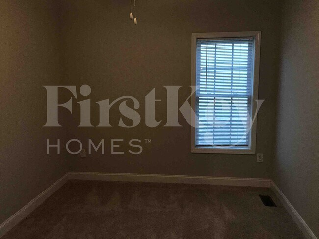 Building Photo - 2215 Charles Towne Ct