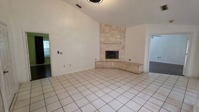 Building Photo - 3 Bed, 3 Bath, 2 Car garage.