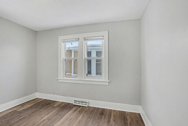 Building Photo - Spacious three-bedroom, one-bath home featuring a functional floor plan, & generous living space