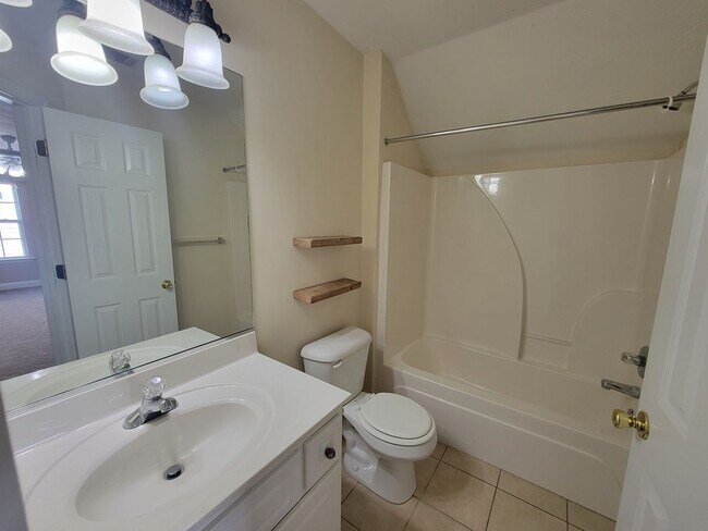 Building Photo - 211 Brook Ct