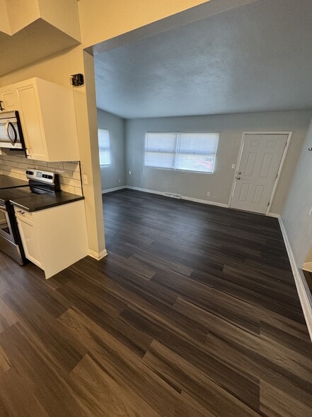 entry / living room - 2605 Cedar St