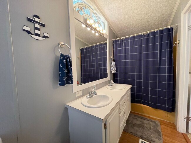 Building Photo - Recently renovated-3 bedroom/2 bathroom home-fully furnished-located in Tanglewood Subdivision