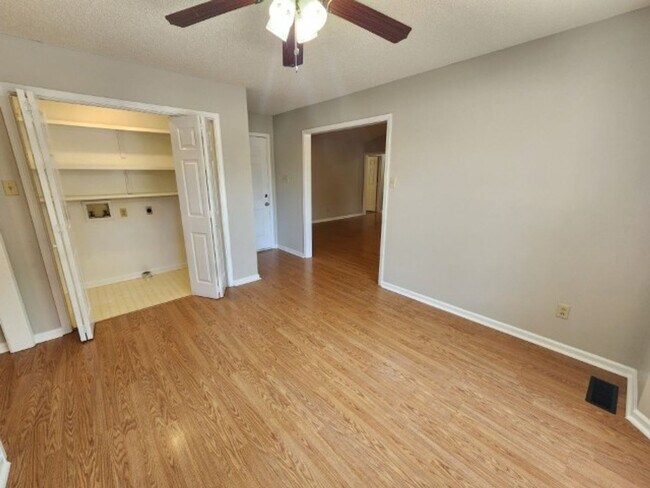 Building Photo - 309 Shadow View Dr