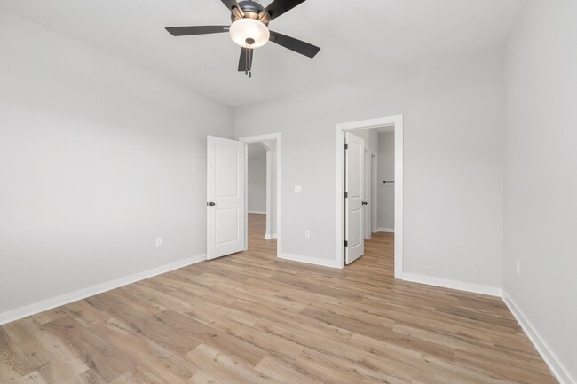 Building Photo - 2121 E Elk Rdg Ave