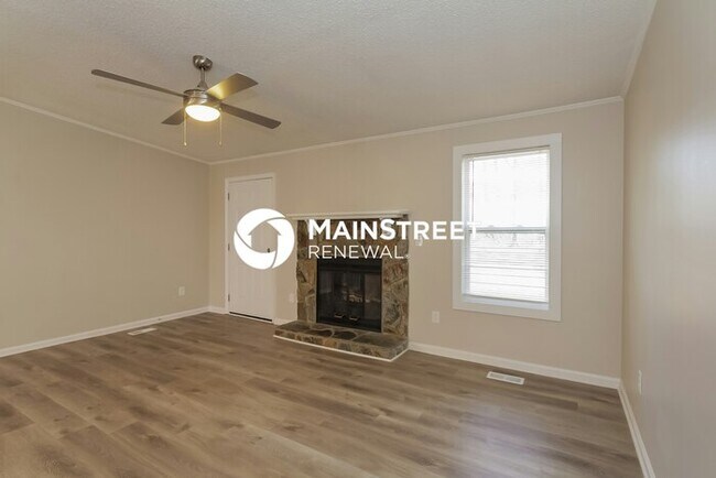 Building Photo - 3 Bedroom Pet-Friendly Home in Charlotte, NC with Main Street Renewal