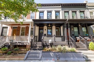 Building Photo - Beautifully Updated 4 Bed/3.5 Bath Row-Hom...