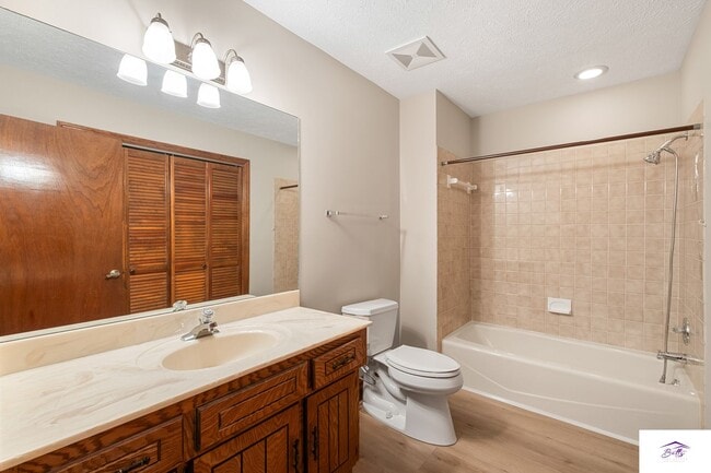 Building Photo - AVAILABLE NOW!