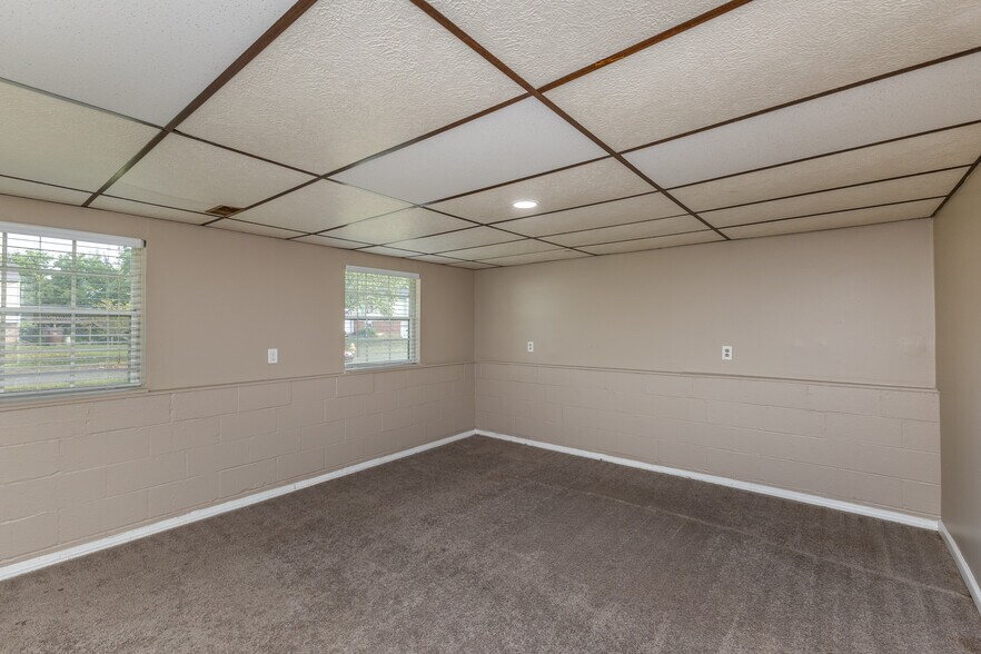 Building Photo - 1885 Lincrest Dr