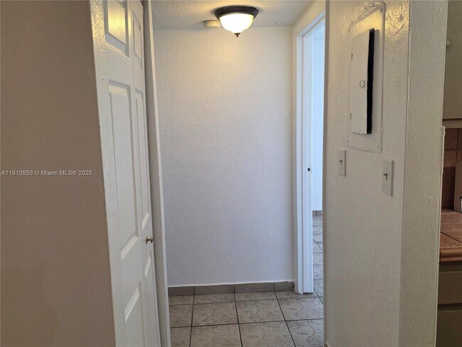 Building Photo - 10399 N Kendall Dr