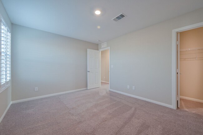 Building Photo - Mountains Edge!! Gated!!  4 bedrooms!! Primary Bedroom and bath down Stairs!! 2 Primary bedrooms!...