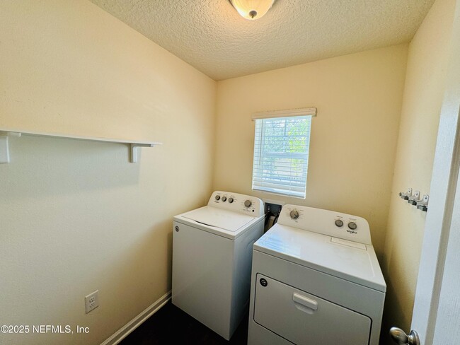 Building Photo - 8390 Meadow Walk Ln