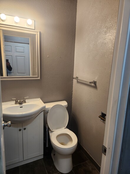 Building Photo - 25632 Thelmadale Dr