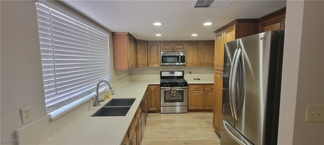 Building Photo - 2701 Beachside Ct