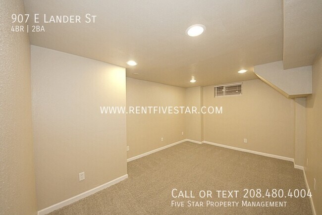 Building Photo - Home Available in University Area! This 4 ...