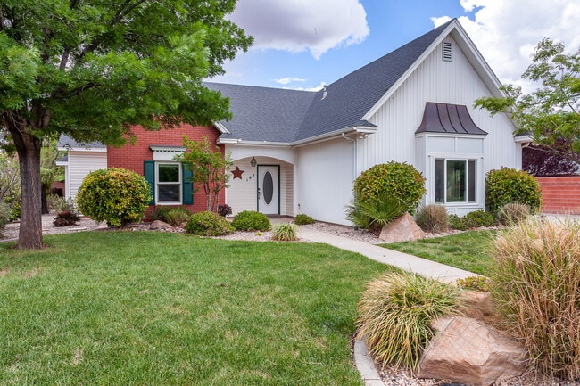 Primary Photo - Pet-friendly home in downtown Hurricane