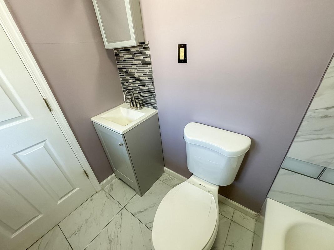 Building Photo - 354 N Main St