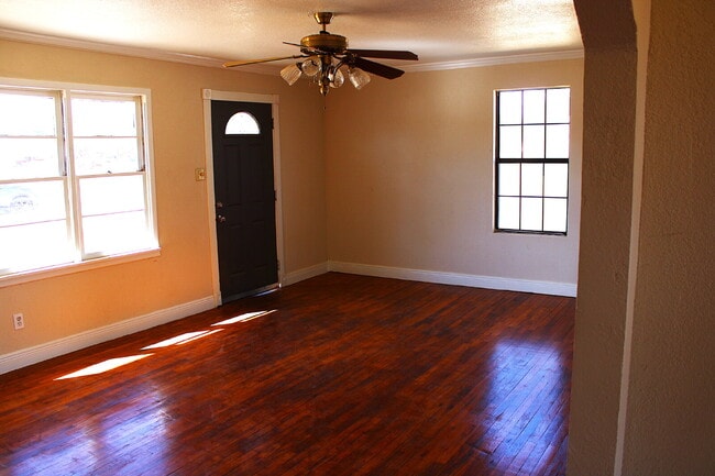 Building Photo - nicely remodeled 2/2 spacious home