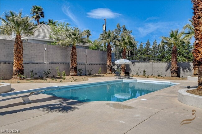 Building Photo - 2685 S Tenaya Way