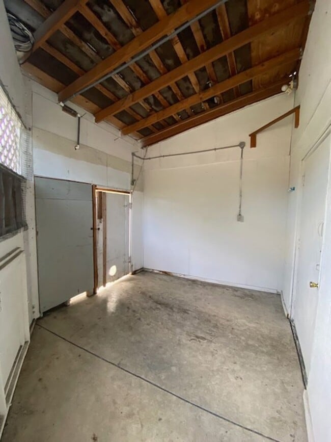 Building Photo - Large Studio Apartment Close to Parks!