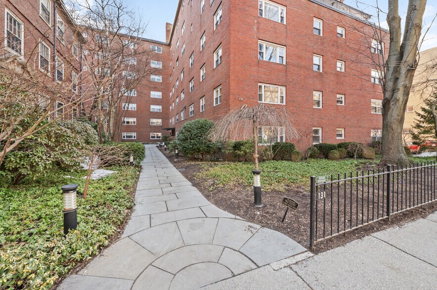 Building Photo - 131 Sewall Ave