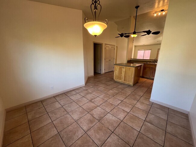 Building Photo - Snow Canyon Home!