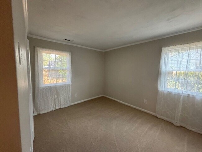 Building Photo - Windsor Oaks West