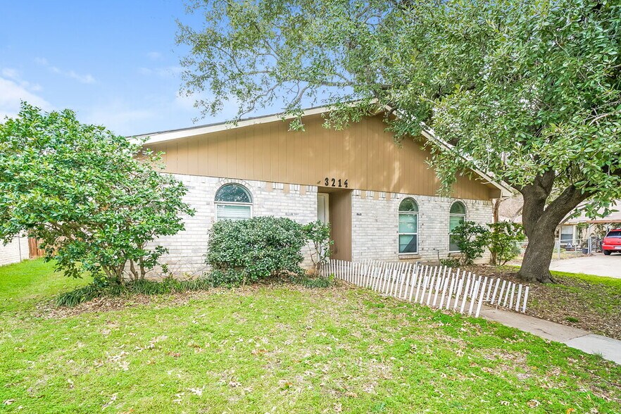 Building Photo - 3214 Greentree Dr