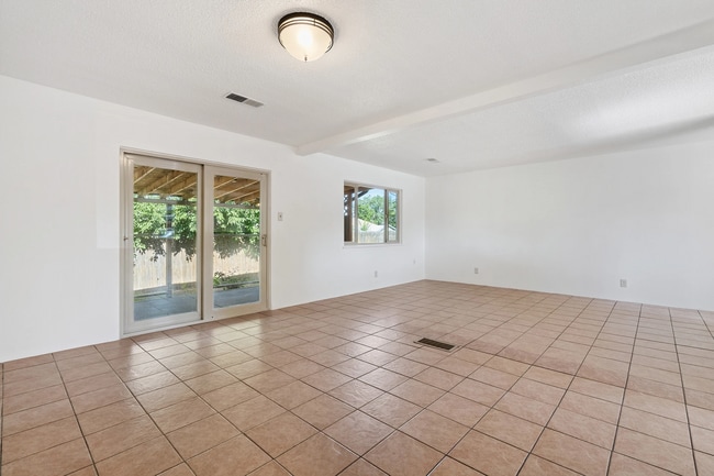 Building Photo - Immaculate, newly updated 3-bedroom, 2 bat...