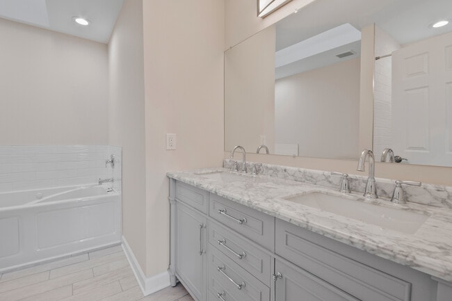 Building Photo - 546 W Parkside Dr