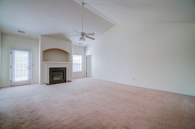 Building Photo - 4 BR/2 BA, 1 Car Garage, Charming Home in ...
