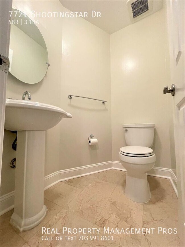 Building Photo - COMPLETLEY UPDATE!!   LARGE 4 BEDROOM 3.5 ...