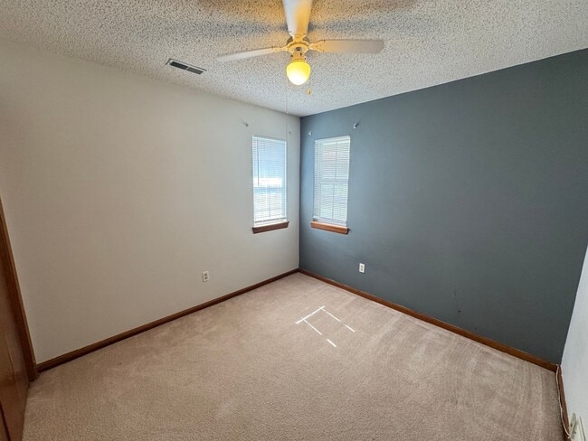 Building Photo - Comfortable Living