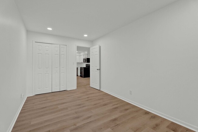 Building Photo - BEAUTIFULLY UPDATED 2 BEDROOM CONDO