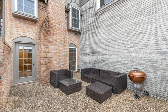 Building Photo - 3139 Bissonnet St