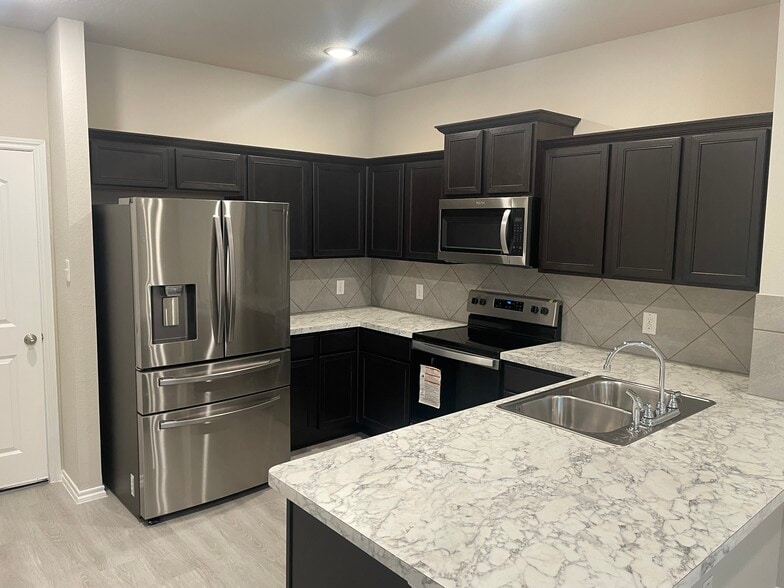 Kitchen - 2209 Greystone Dr