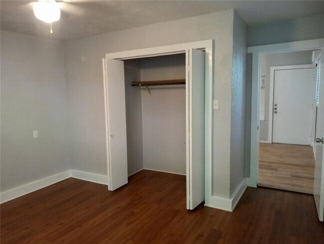 Building Photo - Fully Remodeled 1 bath Washer /Dryer