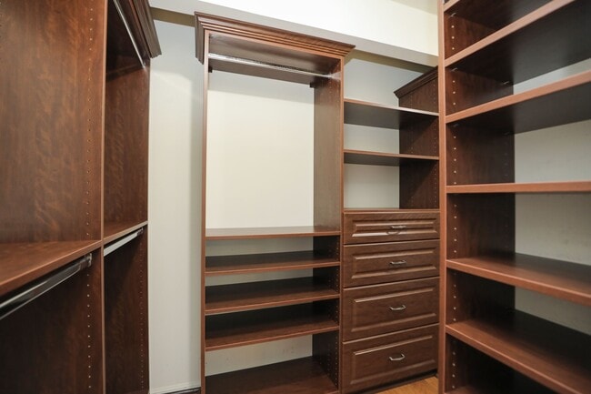 Building Photo - 722 Crossroads Dr