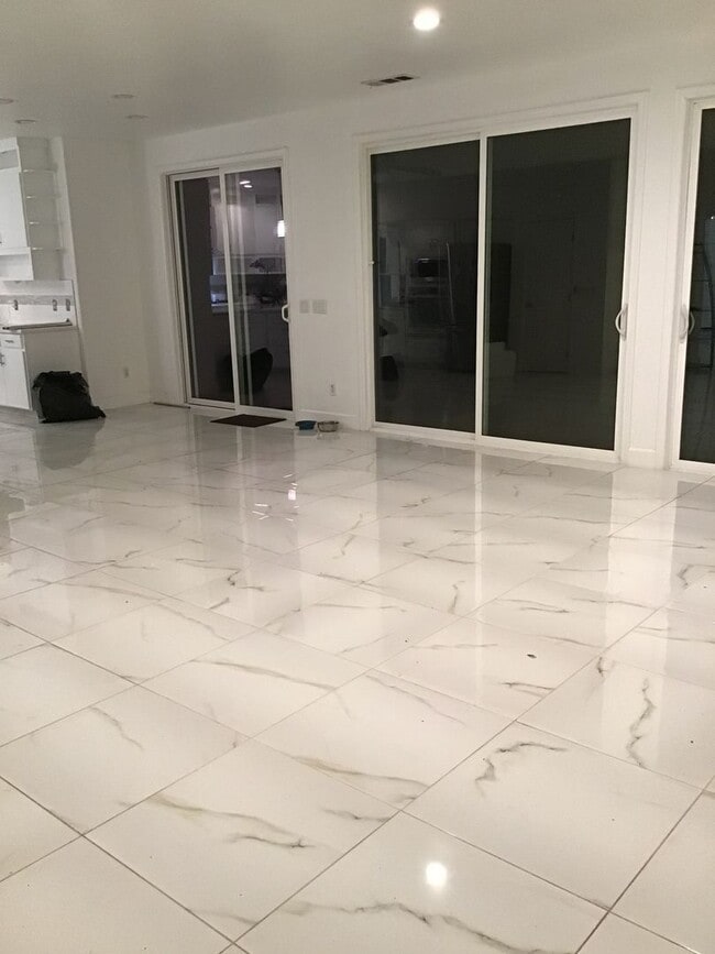 Building Photo - 5701 W Country Ave