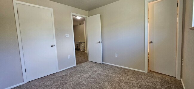 Building Photo - AVAILABLE NOW! Arvada 3 Bed 2 Bath Duplex New Paint New Flooring!