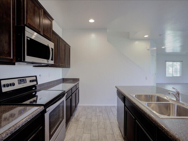 Building Photo - 4 Bedroom, 2.5 Bath COMMUNITY POOL!