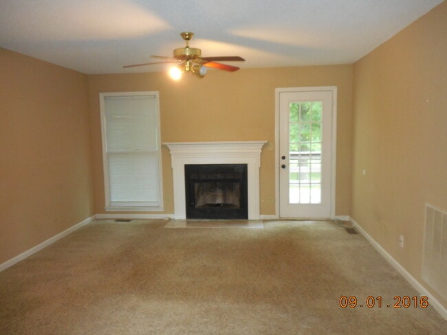 Building Photo - 3 Bedroom 2 Bath Home For Rent in Sango Area!
