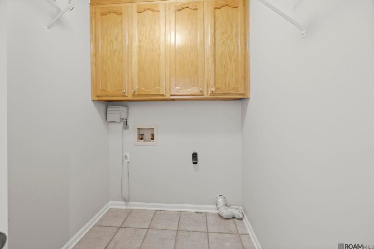 Building Photo - 18596 White Oak Dr