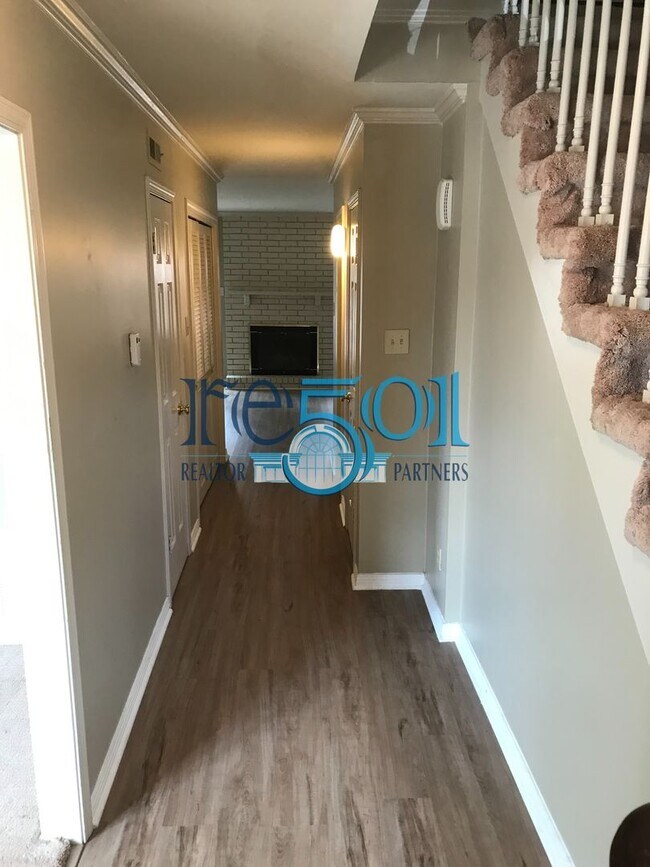 Building Photo - Pleasant Valley Condo